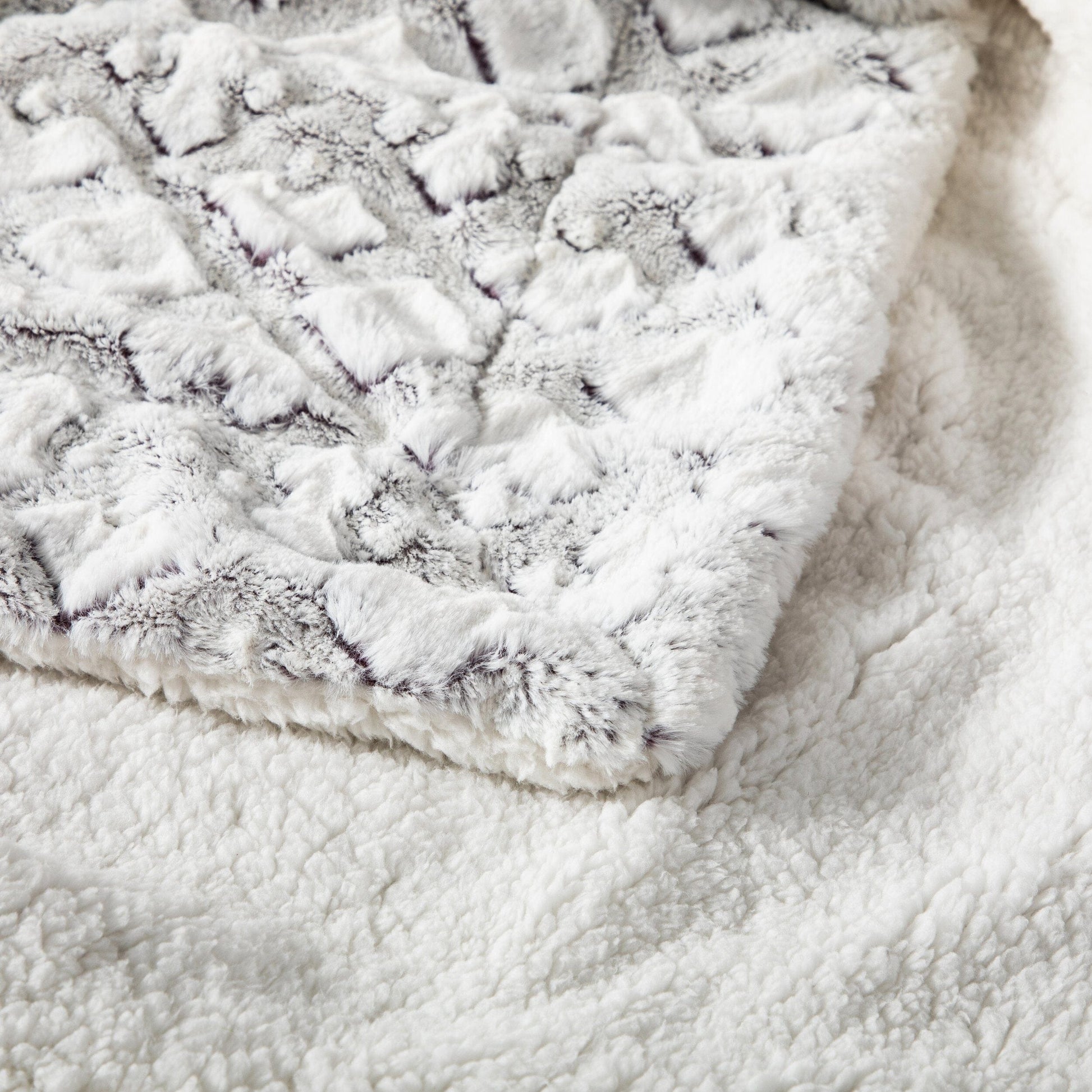 Faux Fur Throw Blanket – Ultra Soft Sherpa Reversible Cozy Blanket lifestyle product image